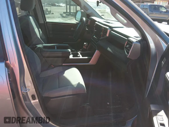 ✅ 2024 Toyota Tundra SR5 • VIN: 5TFLA5AB1RX036517 • Lot: 44195680. Wystawiony na IAAI z przebiegiem 20 353 mil. Bezpłatny archiwum sprzedaży aukcyjnych z USA i szczegółowy raport historii pojazdu na DreamBid. Zdjęcie 5.