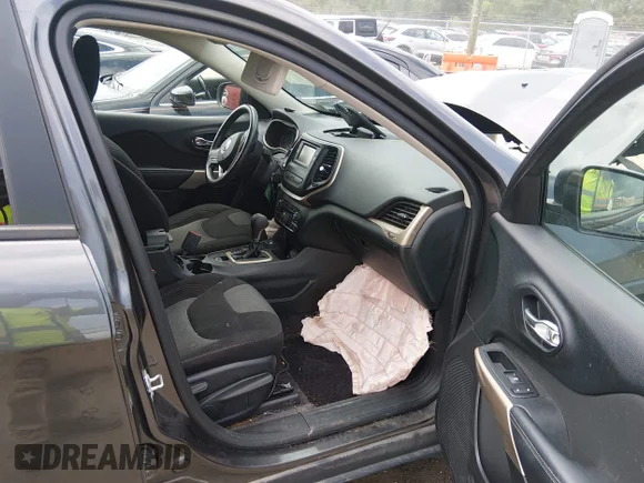 ✅ 2017 Jeep Cherokee Sport • VIN: 1C4PJMAB7HW588961 • Lot: 45342068. Wystawiony na IAAI z przebiegiem 86 686 mil. Bezpłatny archiwum sprzedaży aukcyjnych z USA i szczegółowy raport historii pojazdu na DreamBid. Zdjęcie 5.