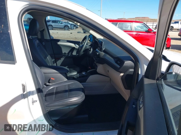 ✅ 2020 Ford Escape SE • VIN: 1FMCU0G64LUA31966 • Lot: 43738565. Wystawiony na IAAI z przebiegiem 82 872 mil. Bezpłatny archiwum sprzedaży aukcyjnych z USA i szczegółowy raport historii pojazdu na DreamBid. Zdjęcie 5.
