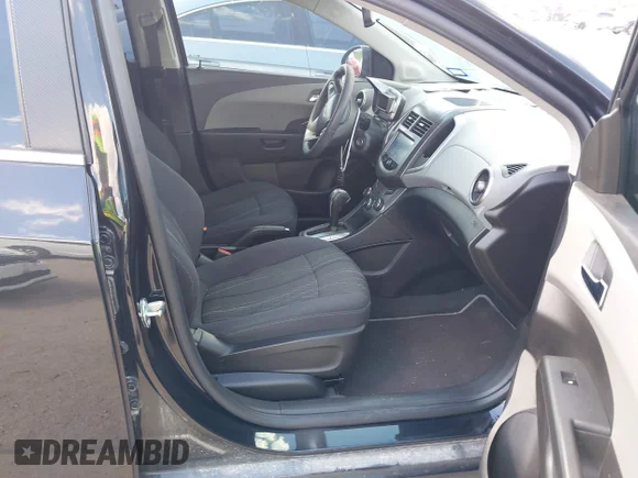 ✅ 2014 Chevrolet Sonic LT • VIN: 1G1JC6SB5E4223821 • Lot: 43386858. Wystawiony na IAAI z przebiegiem 97 809 mil. Bezpłatny archiwum sprzedaży aukcyjnych z USA i szczegółowy raport historii pojazdu na DreamBid. Zdjęcie 5.