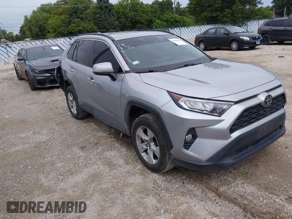 ✅ 2021 Toyota RAV4 XLE • VIN: 2T3P1RFV7MC180129 • Lot: 45460300. Wystawiony na IAAI z przebiegiem 141 004 mil. Bezpłatny archiwum sprzedaży aukcyjnych z USA i szczegółowy raport historii pojazdu na DreamBid. Zdjęcie 1.
