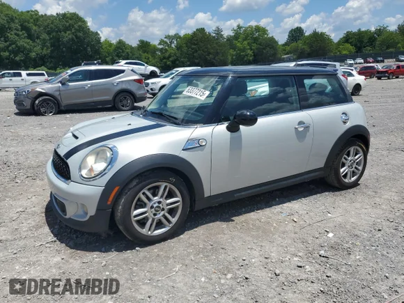 ✅ 2011 MINI Hardtop S • VIN: WMWSV3C58BTY13118 • Лот: 63377215. Опубликован ранее на Copart с пробегом 156 395 миль. Бесплатный доступ к архиву аукционных продаж из США и подробный отчёт об истории автомобиля на DreamBid. Изображение 1.