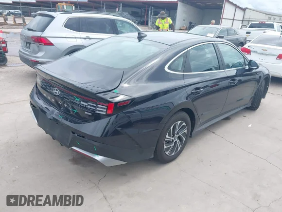 ✅ 2026 Hyundai Sonata Blue • VIN: KMHL24JJ2TA148845 • Lot: 45381730. Wystawiony na IAAI z przebiegiem 14 903 mil. Bezpłatny archiwum sprzedaży aukcyjnych z USA i szczegółowy raport historii pojazdu na DreamBid. Zdjęcie 4.