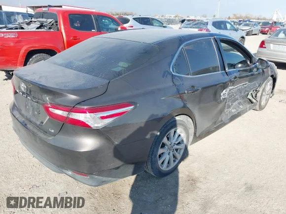 ✅ 2018 Toyota Camry LE • VIN: 4T1B11HK4JU591019 • Lot: 43937358. Wystawiony na IAAI z przebiegiem 178 372 mil. Bezpłatny archiwum sprzedaży aukcyjnych z USA i szczegółowy raport historii pojazdu na DreamBid. Zdjęcie 4.