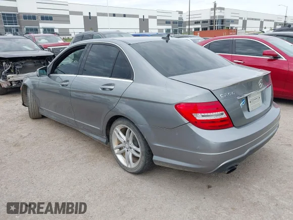 ✅ 2013 Mercedes-Benz C 250 Sport • VIN: WDDGF4HB0DR292007 • Lot: 45124019. Wystawiony na IAAI z przebiegiem 111 144 mil. Bezpłatny archiwum sprzedaży aukcyjnych z USA i szczegółowy raport historii pojazdu na DreamBid. Zdjęcie 3.