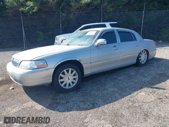 ✅ 2008 Lincoln Town Car Limited • VIN: 2LNHM82WX8X663589 • Lot: 42681117. Wystawiony na IAAI z przebiegiem 92 615 mil. Bezpłatny archiwum sprzedaży aukcyjnych z USA i szczegółowy raport historii pojazdu na DreamBid. Zdjęcie 2.
