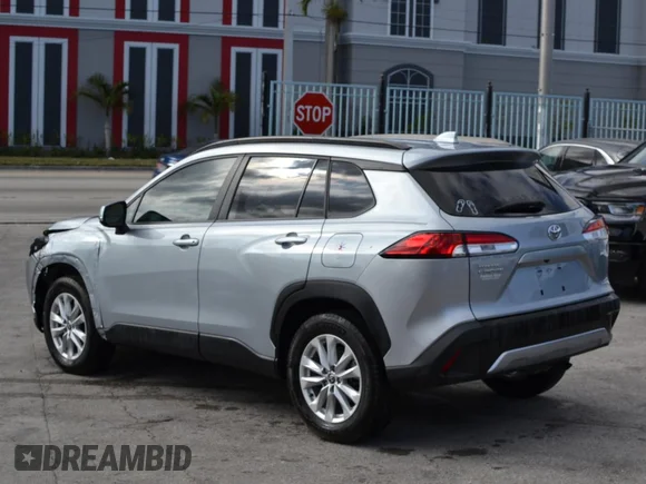 ✅ 2022 Toyota Corolla Cross LE • VIN: 7MUBAAAG6NV031142 • Lot: 43593065. Wystawiony na Copart z przebiegiem 20 476 mil. Bezpłatny archiwum sprzedaży aukcyjnych z USA i szczegółowy raport historii pojazdu na DreamBid. Zdjęcie 6.