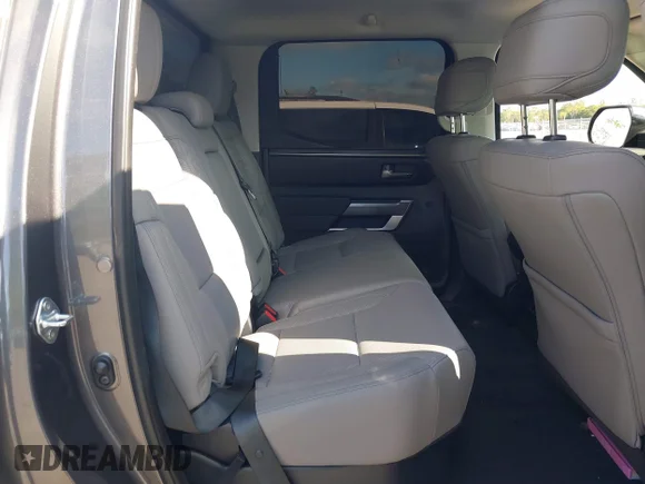 ✅ 2024 Toyota Tundra SR5 • VIN: 5TFLA5AB5RX034978 • Lot: 41248555. Wystawiony na IAAI z przebiegiem 9 216 mil. Bezpłatny archiwum sprzedaży aukcyjnych z USA i szczegółowy raport historii pojazdu na DreamBid. Zdjęcie 8.