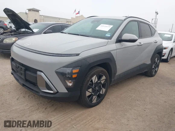 ✅ 2025 Hyundai Kona SEL • VIN: KM8HB3ABXSU323056 • Lot: 44124473. Wystawiony na IAAI z przebiegiem 16 847 mil. Bezpłatny archiwum sprzedaży aukcyjnych z USA i szczegółowy raport historii pojazdu na DreamBid. Zdjęcie 2.