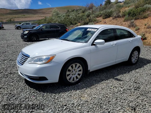 ✅ 2014 Chrysler 200 LX • VIN: 1C3CCBAB5EN230745 • Лот: 54162166. Опубліковано раніше на Copart з пробігом 212 993 миль. Безкоштовний доступ до архіву аукціонних продажів зі США та докладний звіт про історію автомобіля на DreamBid. Зображення 1.