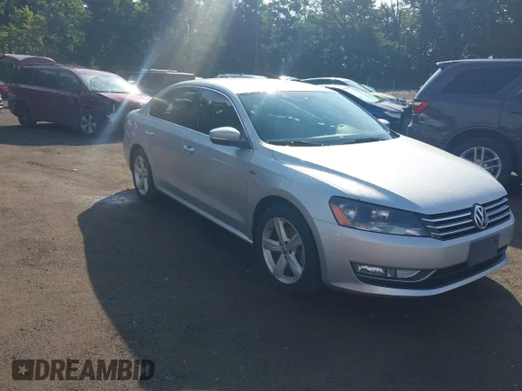 ✅ 2015 Volkswagen Passat S • VIN: 1VWAS7A34FC108612 • Лот: 45607358. Опубліковано раніше на IAAI з пробігом 98 998 миль. Безкоштовний доступ до архіву аукціонних продажів зі США та докладний звіт про історію автомобіля на DreamBid. Зображення 1.