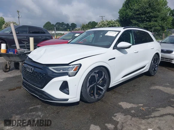 ✅ 2024 Audi Q8 e-tron Prestige • VIN: WA16AAGE9RB036425 • Lot: 42515156. Wystawiony na IAAI z przebiegiem 4 263 mil. Bezpłatny archiwum sprzedaży aukcyjnych z USA i szczegółowy raport historii pojazdu na DreamBid. Zdjęcie 2.