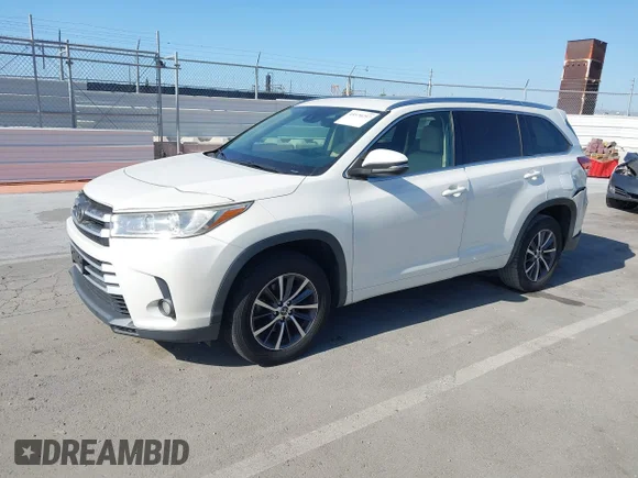 ✅ 2017 Toyota Highlander XLE • VIN: 5TDKZRFH5HS518873 • Lot: 45570257. Wystawiony na IAAI z przebiegiem 84 699 mil. Bezpłatny archiwum sprzedaży aukcyjnych z USA i szczegółowy raport historii pojazdu na DreamBid. Zdjęcie 2.