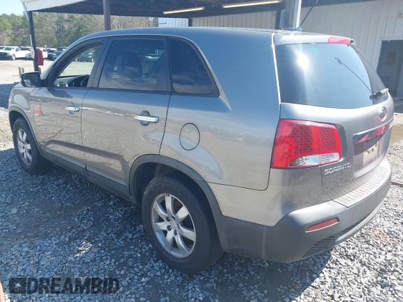 ✅ 2011 Kia Sorento LX • VIN: 5XYKTCA13BG174814 • Lot: 44583774. Wystawiony na IAAI z przebiegiem 183 863 mil. Bezpłatny archiwum sprzedaży aukcyjnych z USA i szczegółowy raport historii pojazdu na DreamBid. Zdjęcie 3.