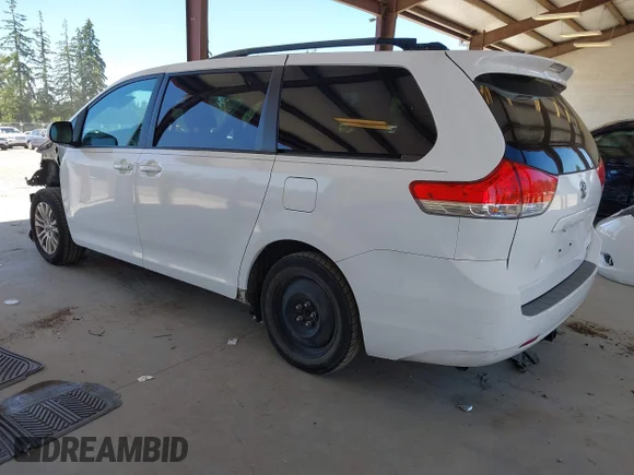 ✅ 2011 Toyota Sienna XLE • VIN: 5TDYK3DC8BS082983 • Lot: 45500894. Wystawiony na IAAI z przebiegiem 134 086 mil. Bezpłatny archiwum sprzedaży aukcyjnych z USA i szczegółowy raport historii pojazdu na DreamBid. Zdjęcie 3.