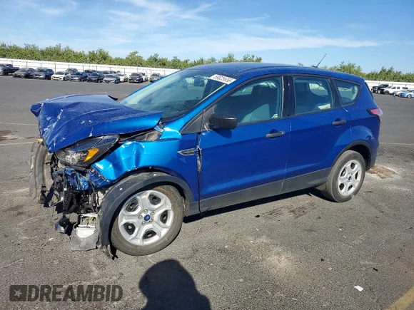 ✅ 2018 Ford Escape S • VIN: 1FMCU0F76JUC76517 • Lot: 59825656. Wystawiony na Copart z przebiegiem 46 178 mil. Bezpłatny archiwum sprzedaży aukcyjnych z USA i szczegółowy raport historii pojazdu na DreamBid. Zdjęcie 1.