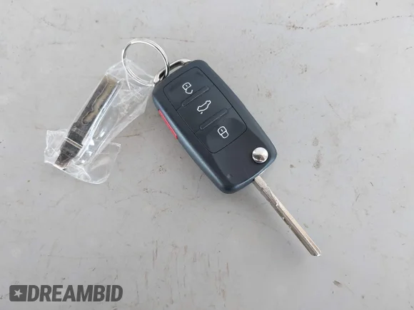 ✅ 2018 Volkswagen Beetle S • VIN: 3VW5DAAT0JM515472 • Лот: 44983976. Опубликован ранее на IAAI с пробегом 49 327 миль. Бесплатный доступ к архиву аукционных продаж из США и подробный отчёт об истории автомобиля на DreamBid. Изображение 11.