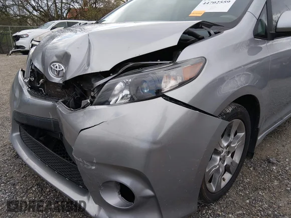 ✅ 2013 Toyota Sienna SE • VIN: 5TDXK3DC6DS326788 • Lot: 44702559. Wystawiony na IAAI z przebiegiem 142 383 mil. Bezpłatny archiwum sprzedaży aukcyjnych z USA i szczegółowy raport historii pojazdu na DreamBid. Zdjęcie 6.