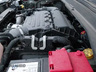 ✅ 2023 Jeep Renegade Latitude • VIN: ZACNJDB14PPP72325 • Lot: 43805526. Wystawiony na IAAI z przebiegiem 44 787 mil. Bezpłatny archiwum sprzedaży aukcyjnych z USA i szczegółowy raport historii pojazdu na DreamBid. Zdjęcie 19.