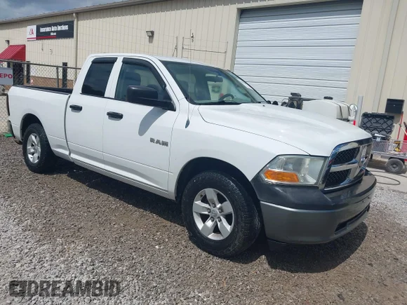 ✅ 2010 Dodge 1500 ST • VIN: 1D7RB1GK8AS122096 • Лот: 45355858. Опубліковано раніше на IAAI з пробігом 192 178 миль. Безкоштовний доступ до архіву аукціонних продажів зі США та докладний звіт про історію автомобіля на DreamBid. Зображення 1.