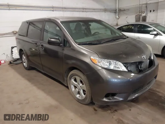 ✅ 2017 Toyota Sienna L • VIN: 5TDZZ3DCXHS802762 • Лот: 45520060. Опубликован ранее на IAAI с пробегом 55 174 миль. Бесплатный доступ к архиву аукционных продаж из США и подробный отчёт об истории автомобиля на DreamBid. Изображение 1.