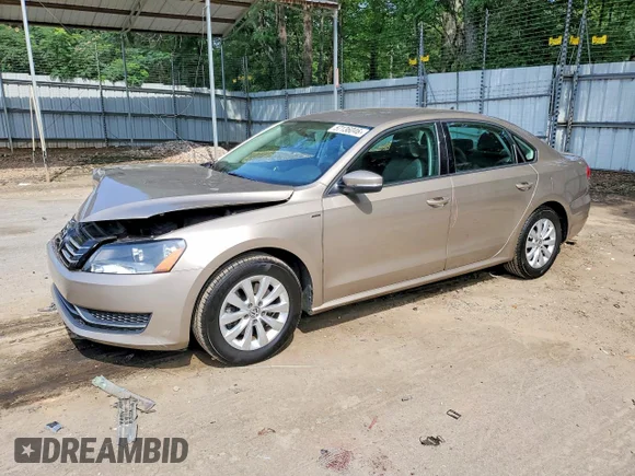 ✅ 2015 Volkswagen Passat S • VIN: 1VWAT7A35FC077741 • Лот: 57136046. Опубликован ранее на Copart с пробегом 140 660 миль. Бесплатный доступ к архиву аукционных продаж из США и подробный отчёт об истории автомобиля на DreamBid. Изображение 1.
