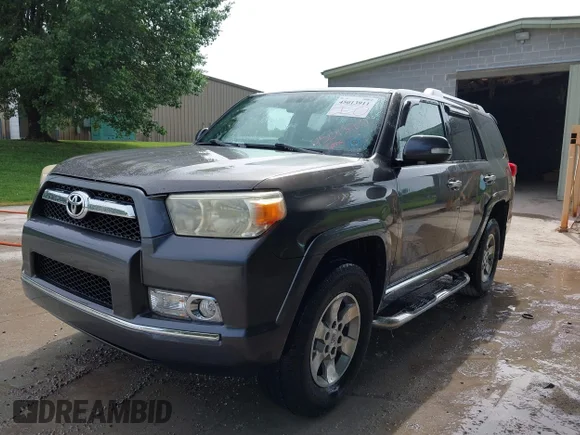 ✅ 2010 Toyota 4Runner SR5 • VIN: JTEBU5JR4A5012580 • Lot: 45013911. Wystawiony na IAAI z przebiegiem 371 197 mil. Bezpłatny archiwum sprzedaży aukcyjnych z USA i szczegółowy raport historii pojazdu na DreamBid. Zdjęcie 2.