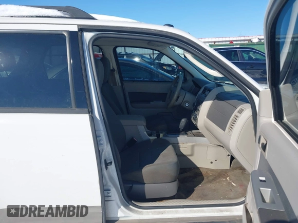 ✅ 2010 Ford Escape XLT • VIN: 1FMCU0DG9AKA54519 • Lot: 44196696. Wystawiony na IAAI z przebiegiem 242 020 mil. Bezpłatny archiwum sprzedaży aukcyjnych z USA i szczegółowy raport historii pojazdu na DreamBid. Zdjęcie 5.