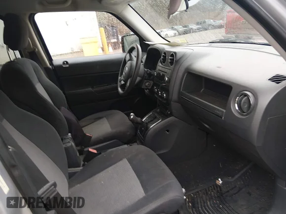 ✅ 2011 Jeep Patriot Latitude • VIN: 1J4NF1GB6BD211100 • Lot: 44701806. Wystawiony na IAAI z przebiegiem 151 559 mil. Bezpłatny archiwum sprzedaży aukcyjnych z USA i szczegółowy raport historii pojazdu na DreamBid. Zdjęcie 5.