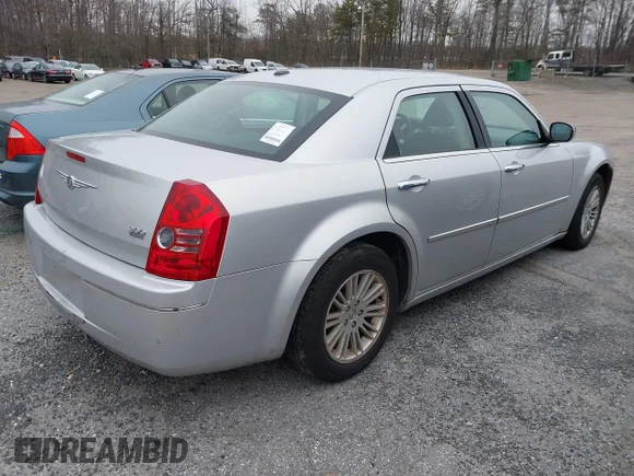✅ 2010 Chrysler 300 Touring • VIN: 2C3CA5CV3AH104515 • Lot: 41554921. Wystawiony na IAAI z przebiegiem 127 947 mil. Bezpłatny archiwum sprzedaży aukcyjnych z USA i szczegółowy raport historii pojazdu na DreamBid. Zdjęcie 4.