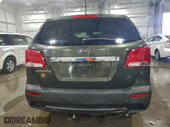✅ 2013 Kia Sorento LX • VIN: 5XYKTDA69DG332111 • Lot: 95158385. Wystawiony na Copart z przebiegiem 151 655 mil. Bezpłatny archiwum sprzedaży aukcyjnych z USA i szczegółowy raport historii pojazdu na DreamBid. Zdjęcie 6.