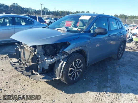✅ 2023 Toyota Corolla Cross Hybrid SE • VIN: 7MUFBABG8PV008803 • Lot: 44147292. Wystawiony na IAAI z przebiegiem 79 392 mil. Bezpłatny archiwum sprzedaży aukcyjnych z USA i szczegółowy raport historii pojazdu na DreamBid. Zdjęcie 2.