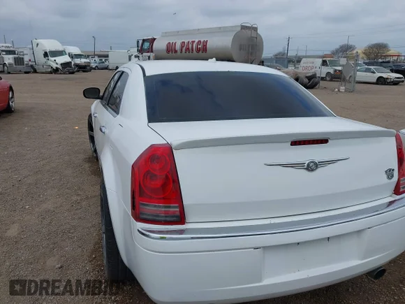 ✅ 2008 Chrysler 300 C Hemi • VIN: 2C3KA63HX8H335689 • Lot: 41666535. Wystawiony na IAAI z przebiegiem 140 505 mil. Bezpłatny archiwum sprzedaży aukcyjnych z USA i szczegółowy raport historii pojazdu na DreamBid. Zdjęcie 6.