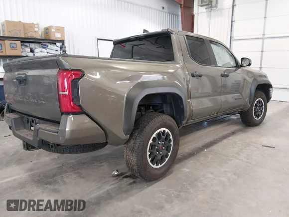 ✅ 2025 Toyota Tacoma TRD Sport • VIN: 3TMLB5JN4SM092776 • Lot: 45305729. Wystawiony na IAAI z przebiegiem 19 976 mil. Bezpłatny archiwum sprzedaży aukcyjnych z USA i szczegółowy raport historii pojazdu na DreamBid. Zdjęcie 4.