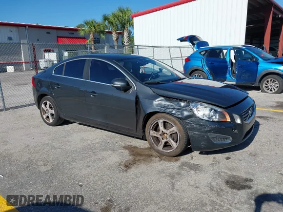 ✅ 2013 Volvo S60 T5 Premier • VIN: YV1612FS4D2186139 • Lot: 45357795. Wystawiony na IAAI z przebiegiem 184 251 mil. Bezpłatny archiwum sprzedaży aukcyjnych z USA i szczegółowy raport historii pojazdu na DreamBid. Zdjęcie 1.