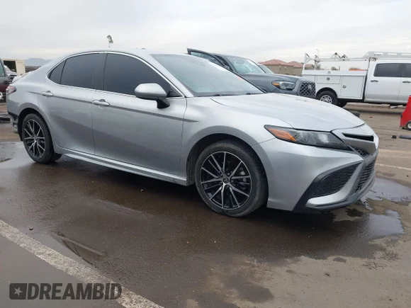✅ 2021 Toyota Camry SE • VIN: 4T1G11AK7MU489167 • Lot: 44384670. Wystawiony na IAAI z przebiegiem 103 014 mil. Bezpłatny archiwum sprzedaży aukcyjnych z USA i szczegółowy raport historii pojazdu na DreamBid. Zdjęcie 1.