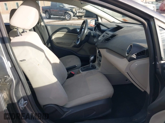 ✅ 2014 Ford Fiesta SE • VIN: 3FADP4EJ6EM117470 • Lot: 43937411. Wystawiony na IAAI z przebiegiem 109 820 mil. Bezpłatny archiwum sprzedaży aukcyjnych z USA i szczegółowy raport historii pojazdu na DreamBid. Zdjęcie 5.