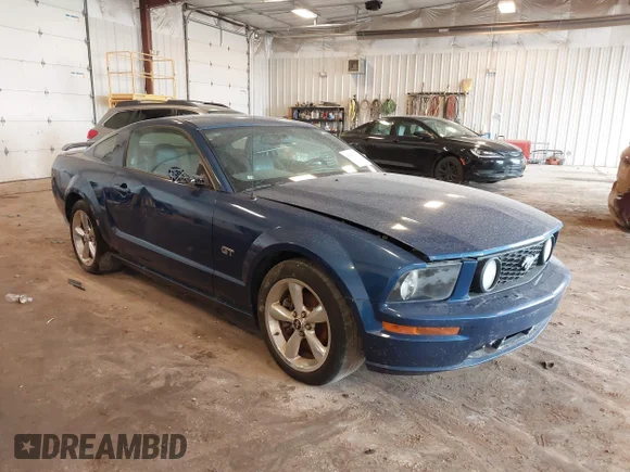 ✅ 2008 Ford Mustang GT Deluxe • VIN: 1ZVHT82H285182839 • Lot: 45307673. Wystawiony na IAAI z przebiegiem 104 030 mil. Bezpłatny archiwum sprzedaży aukcyjnych z USA i szczegółowy raport historii pojazdu na DreamBid. Zdjęcie 1.