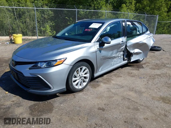 ✅ 2022 Toyota Camry LE • VIN: 4T1C11AK1NU684357 • Lot: 44783403. Wystawiony na IAAI z przebiegiem 105 025 mil. Bezpłatny archiwum sprzedaży aukcyjnych z USA i szczegółowy raport historii pojazdu na DreamBid. Zdjęcie 2.