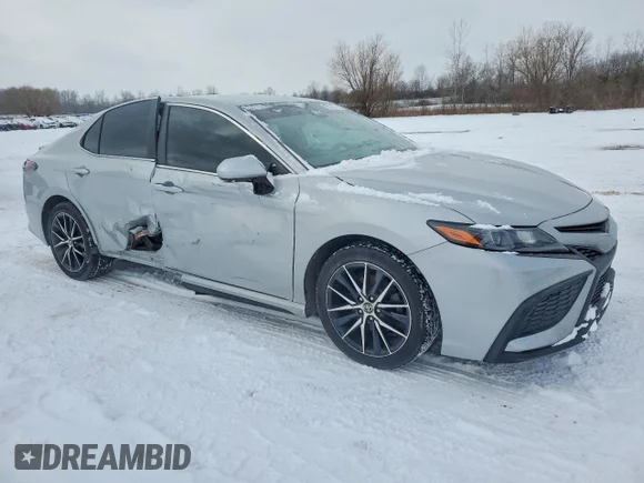 ✅ 2022 Toyota Camry SE • VIN: 4T1T11BK8NU061803 • Lot: 98948705. Wystawiony na Copart z przebiegiem 54 702 mil. Bezpłatny archiwum sprzedaży aukcyjnych z USA i szczegółowy raport historii pojazdu na DreamBid. Zdjęcie 4.