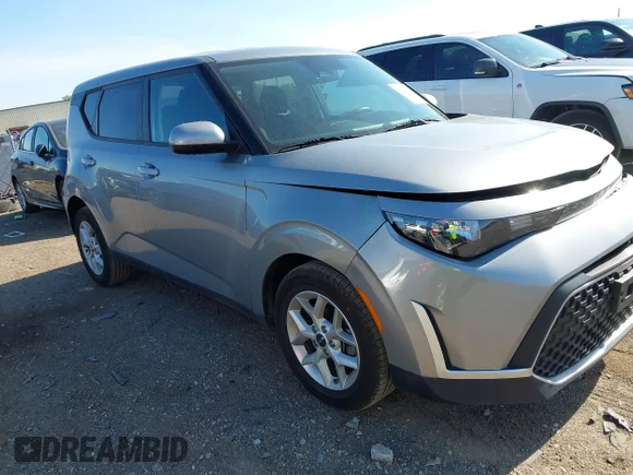 ✅ 2024 Kia Soul LX • VIN: KNDJ23AU0R7913069 • Лот: 45218490. Опубліковано раніше на IAAI з пробігом 43 716 миль. Безкоштовний доступ до архіву аукціонних продажів зі США та докладний звіт про історію автомобіля на DreamBid. Зображення 1.
