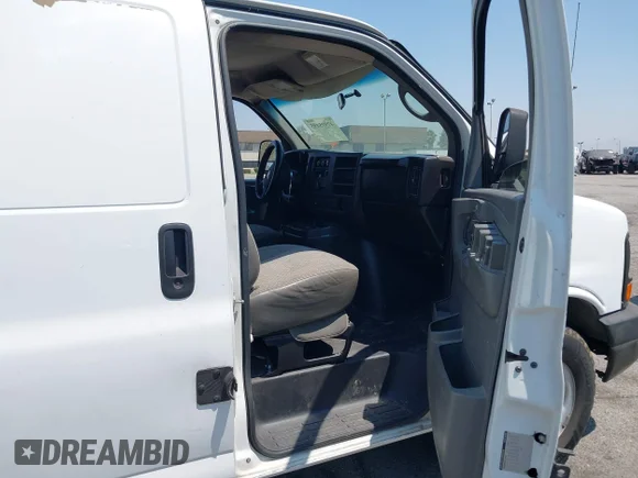 ✅ 2008 Chevrolet City Express Cargo • VIN: 1GCGG29K981214744 • Lot: 42975455. Wystawiony na IAAI z przebiegiem 286 661 mil. Bezpłatny archiwum sprzedaży aukcyjnych z USA i szczegółowy raport historii pojazdu na DreamBid. Zdjęcie 5.