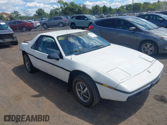 ✅ 1985 Pontiac Fiero • VIN: 1G2PM37RXFP262461 • Lot: 43002299. Wystawiony na IAAI z przebiegiem 74 475 mil. Bezpłatny archiwum sprzedaży aukcyjnych z USA i szczegółowy raport historii pojazdu na DreamBid. Zdjęcie 1.
