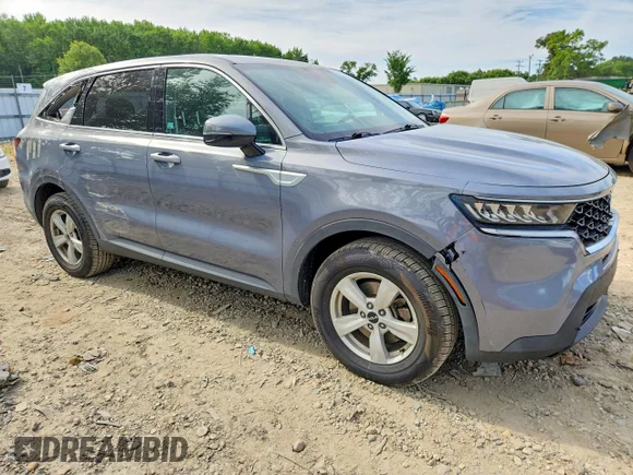 ✅ 2022 Kia Sorento LX • VIN: 5XYRG4LCXNG136332 • Lot: 56414726. Wystawiony na Copart z przebiegiem 105 291 mil. Bezpłatny archiwum sprzedaży aukcyjnych z USA i szczegółowy raport historii pojazdu na DreamBid. Zdjęcie 4.