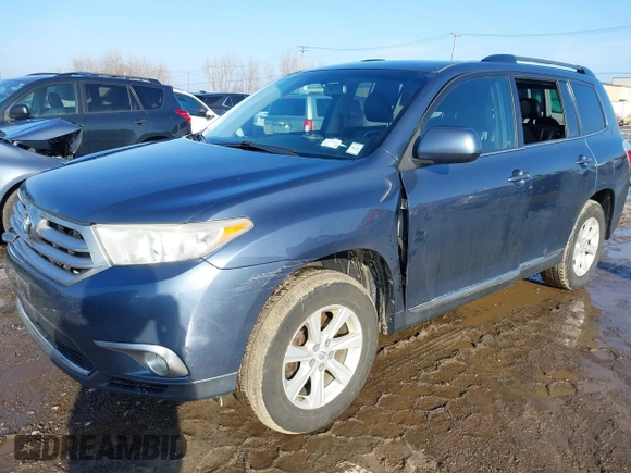 ✅ 2013 Toyota Highlander SE • VIN: 5TDBK3EH7DS222623 • Lot: 44095808. Wystawiony na IAAI z przebiegiem 169 921 mil. Bezpłatny archiwum sprzedaży aukcyjnych z USA i szczegółowy raport historii pojazdu na DreamBid. Zdjęcie 2.