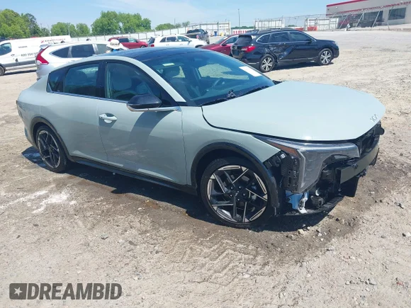 ✅ 2025 Kia K4 GT-Line • VIN: 3KPFW4DE6SE098497 • Лот: 45010332. Опубликован ранее на IAAI с пробегом 18 304 миль. Бесплатный доступ к архиву аукционных продаж из США и подробный отчёт об истории автомобиля на DreamBid. Изображение 1.