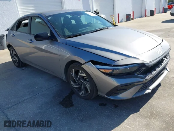 ✅ 2025 Hyundai Elantra SEL Sport • VIN: KMHLM4DG1SU880925 • Lot: 44869106. Wystawiony na IAAI z przebiegiem 23 390 mil. Bezpłatny archiwum sprzedaży aukcyjnych z USA i szczegółowy raport historii pojazdu na DreamBid. Zdjęcie 1.