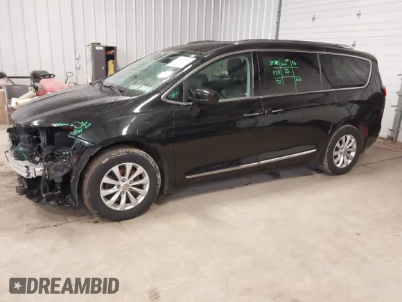 ✅ 2019 Chrysler Pacifica Touring L • VIN: 2C4RC1BGXKR597469 • Лот: 44117469. Опубликован ранее на IAAI с пробегом 113 113 миль. Бесплатный доступ к архиву аукционных продаж из США и подробный отчёт об истории автомобиля на DreamBid. Изображение 2.