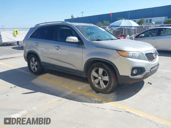 ✅ 2013 Kia Sorento EX • VIN: 5XYKU4A61DG341902 • Лот: 45190592. Опубліковано раніше на IAAI з пробігом 244 923 миль. Безкоштовний доступ до архіву аукціонних продажів зі США та докладний звіт про історію автомобіля на DreamBid. Зображення 1.