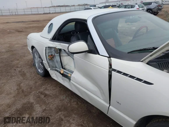 ✅ 2002 Ford Thunderbird Hardtop Premium • VIN: 1FAHP60A32Y111761 • Лот: 44025549. Опубліковано раніше на IAAI з пробігом 84 116 миль. Безкоштовний доступ до архіву аукціонних продажів зі США та докладний звіт про історію автомобіля на DreamBid. Зображення 6.